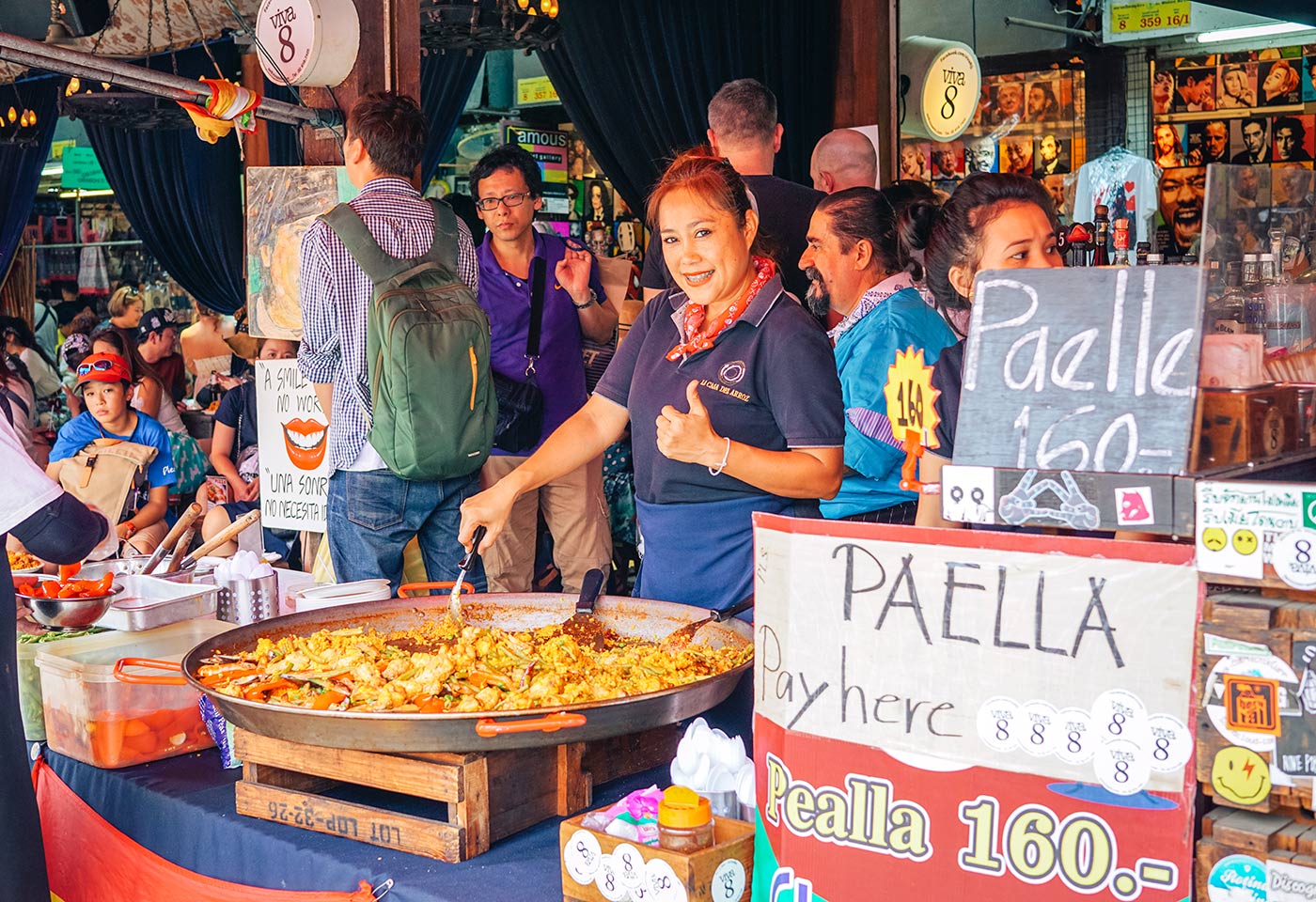 Paella stánek na Chatuchak víkendovém trhu v Bangkoku