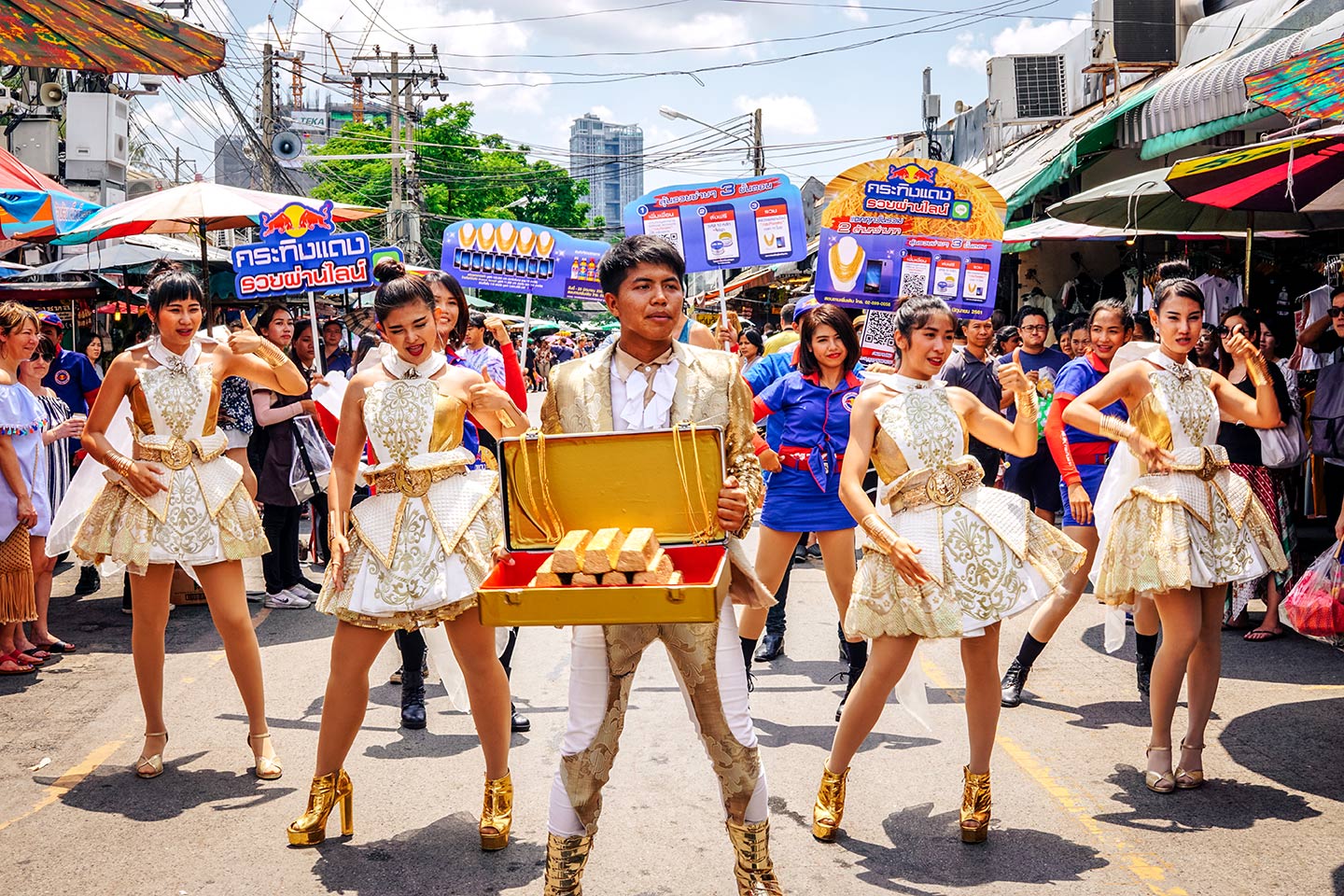 promotorii Red Bull la piața de weekend Chatuchak din Bangkok