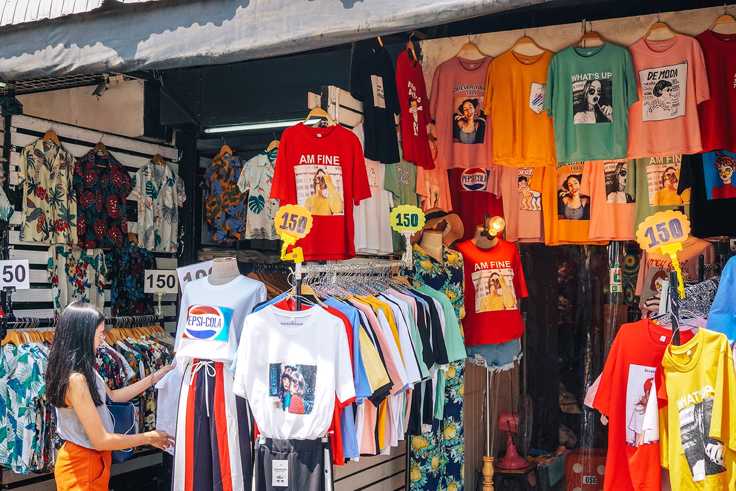 stánek s tričkem na víkendovém trhu Chatuchak v Bangkoku-the ultimate guide blog post