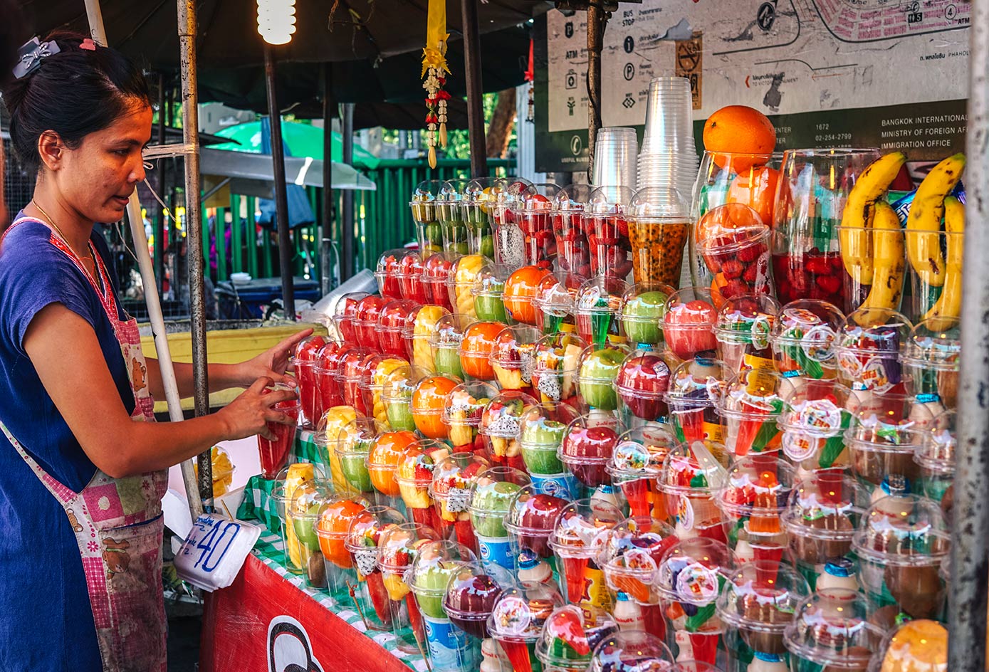 ovocné poháry na Chatuchak Weekend Market v Bangkoku