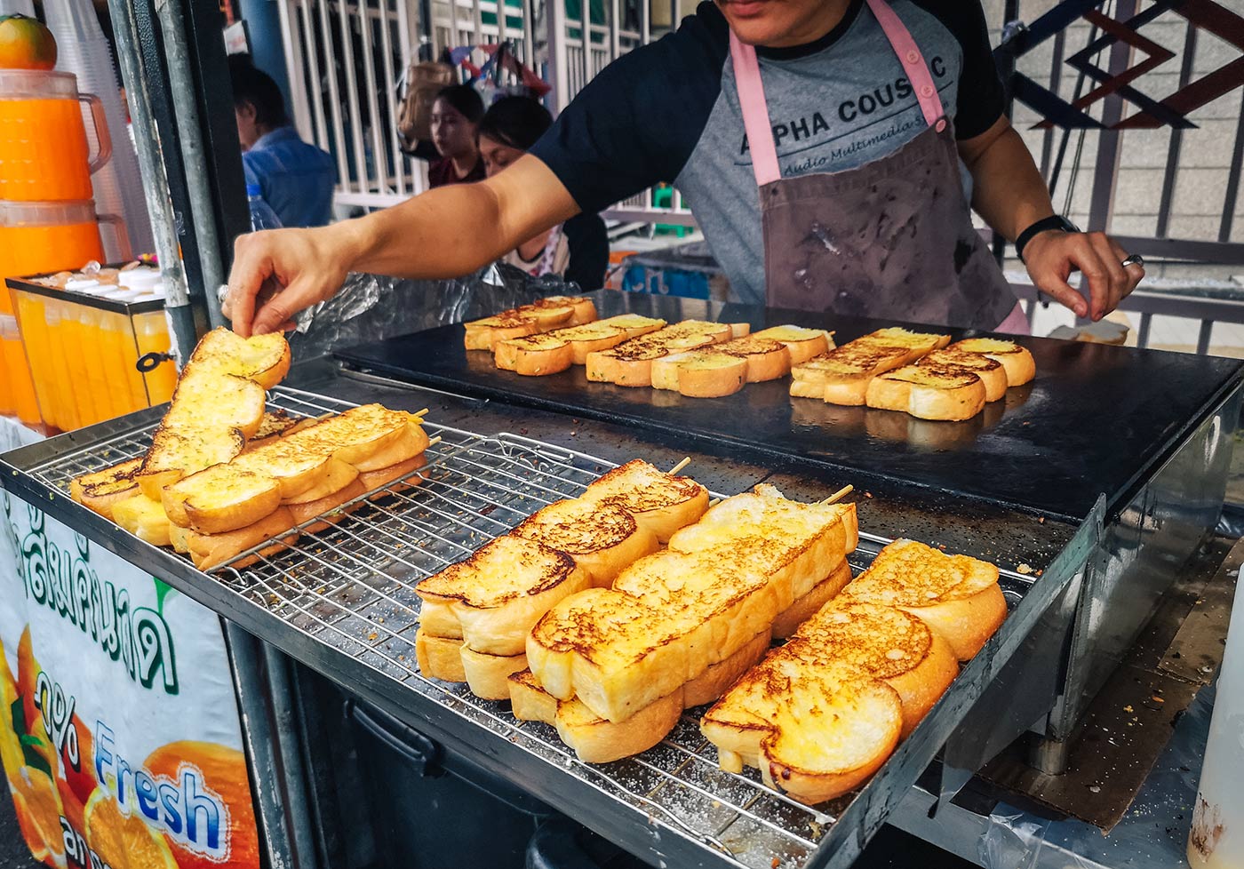 knoflookbrood op een stok op Chatuchak Weekend Market in Bangkok 