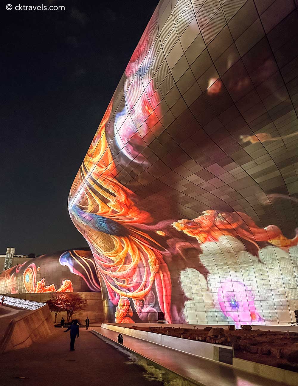 Dongdaemun Design Plaza (DDP) Evening light show (winter months) Seoul at night