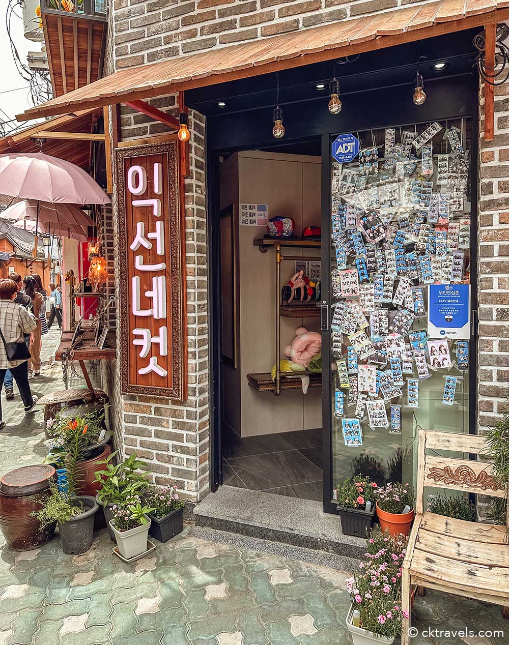 Selfie studios / Korean selfie booths in Ikseon-dong / Ikseon Hanok Village Seoul