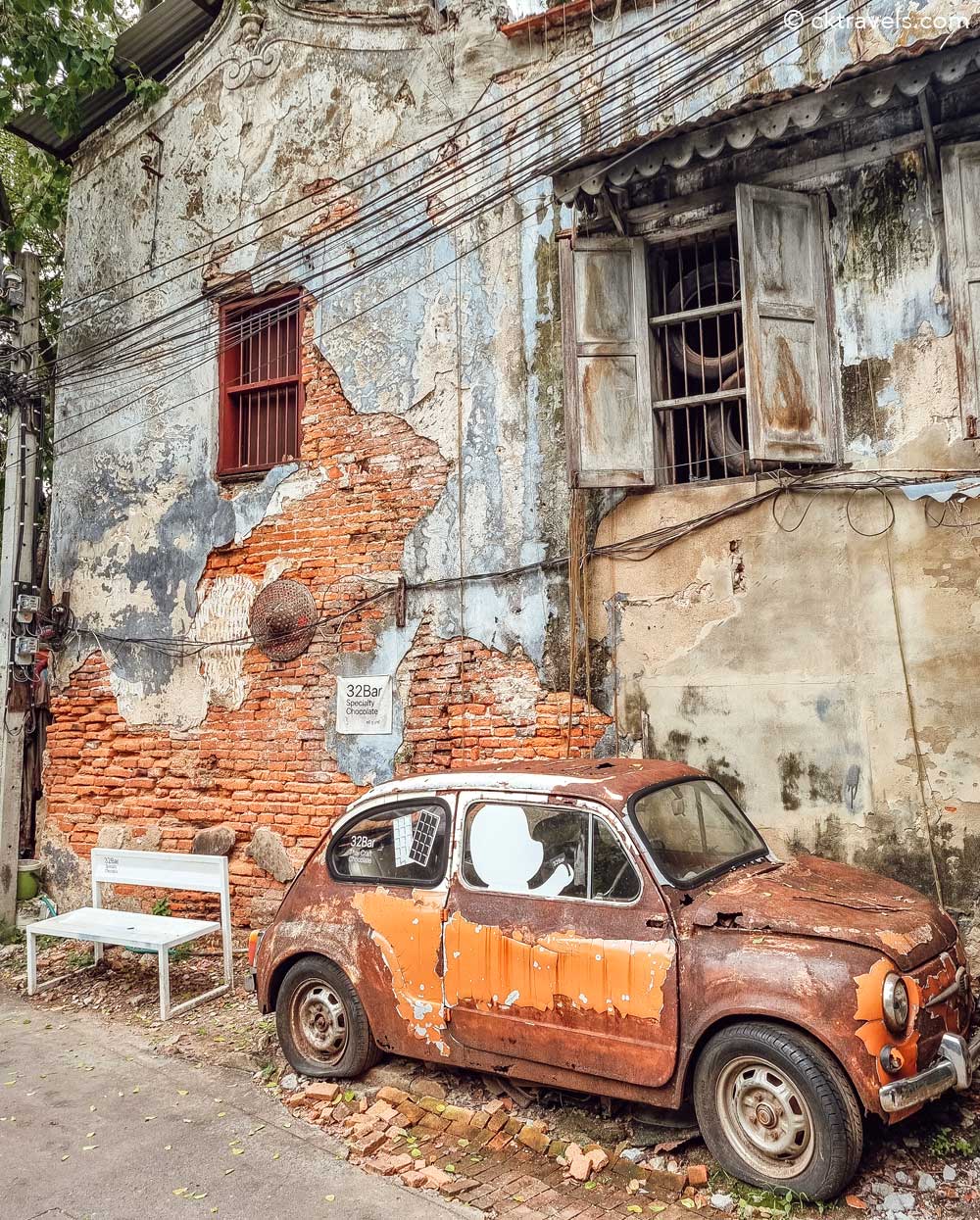 Talat Noi Bangkok Rusty car