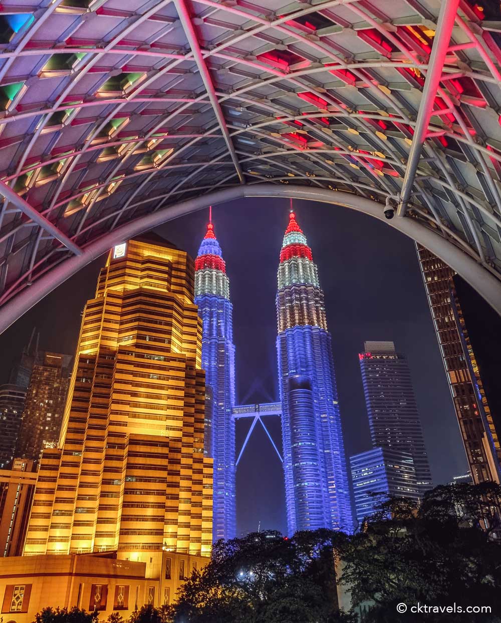Saloma Bridge and petronas towers night in Kuala Lumpur, Malaysia