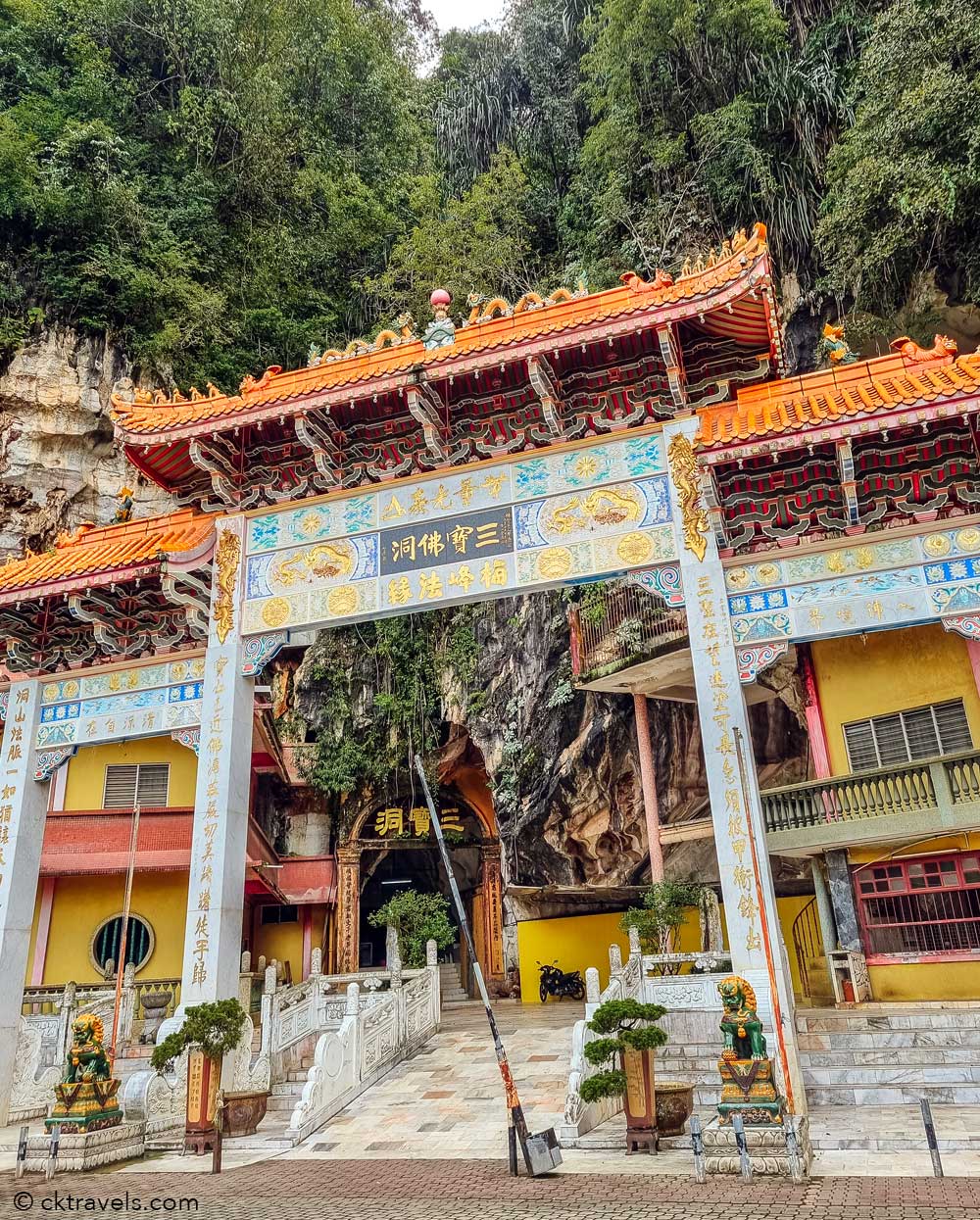 Sam Poh Tong Cave temple Ipoh