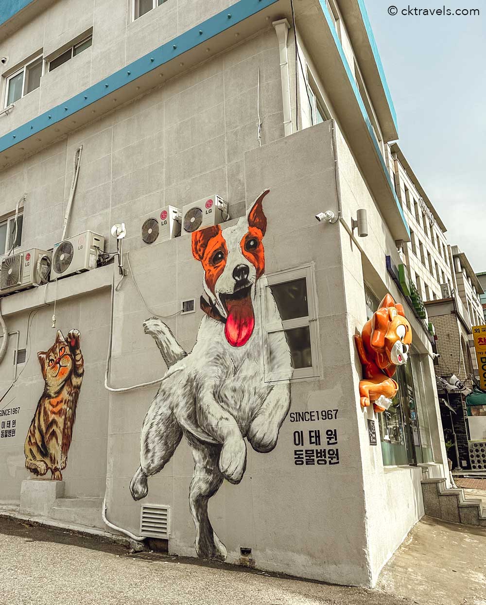 Itaewon Street art dogs