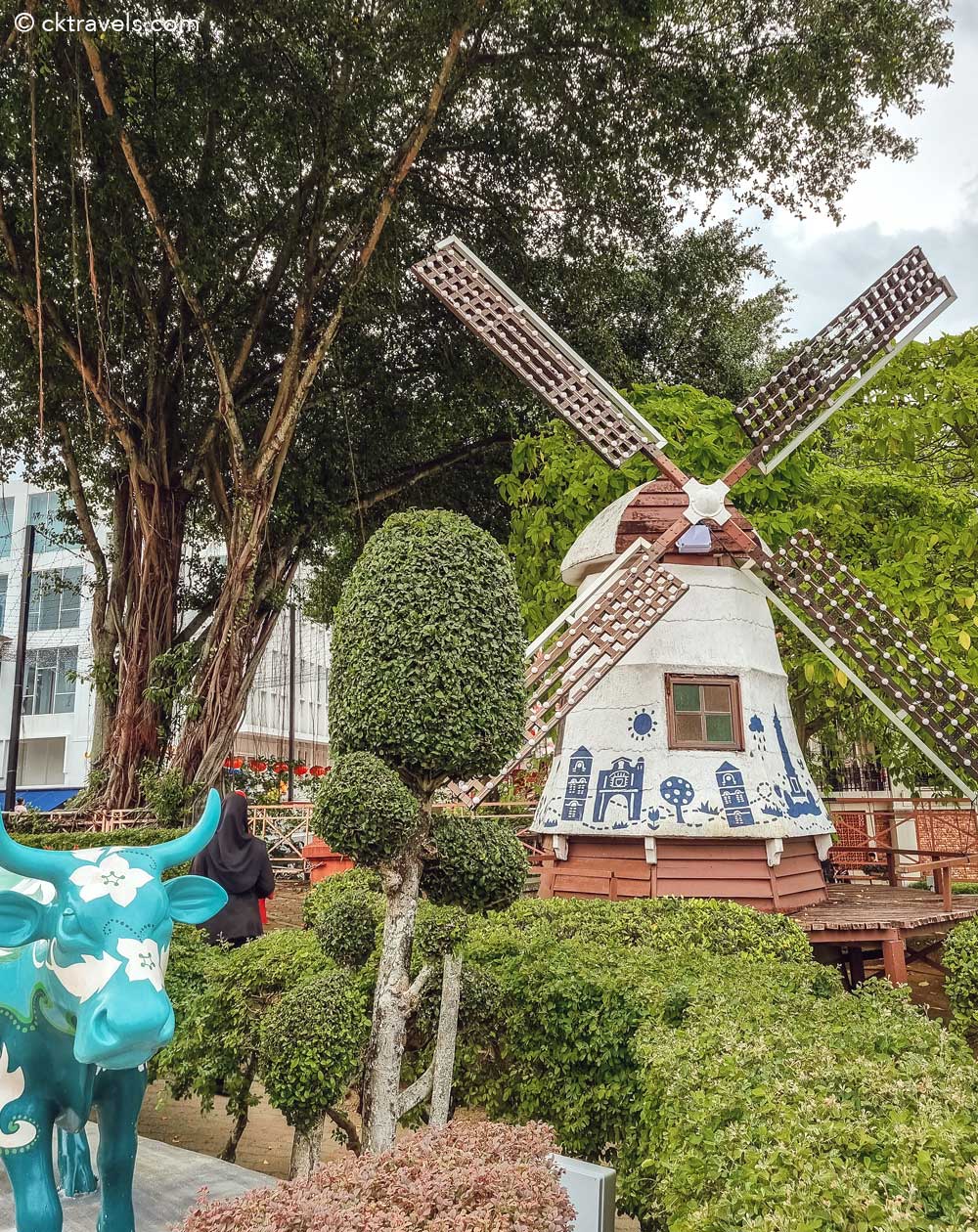 Melaka Red Square / Stadthuys windmill and cow