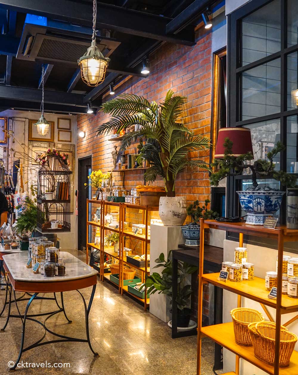 The Old Breadshop cafe song wat bangkok
